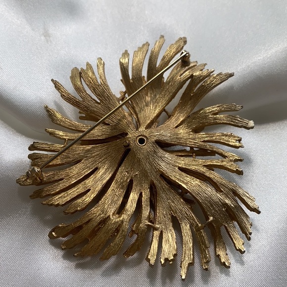 Brooch Pin floral pattern. Gold color. - Picture 2 of 3